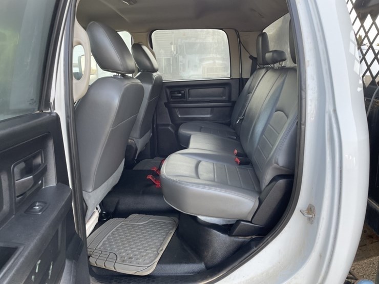 2014-ram-5500-crew-cab-4x4-flatbed-truck-image-15