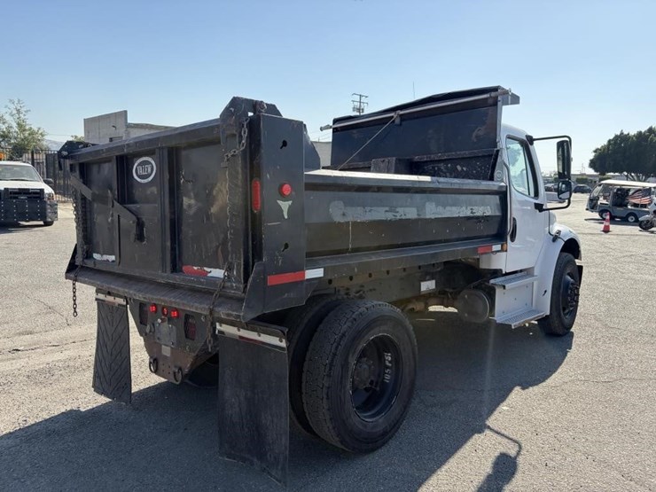 2018-freightliner-m2-106-image-3