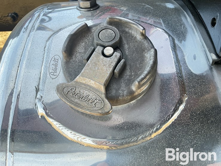 2017-peterbilt-567-image-19