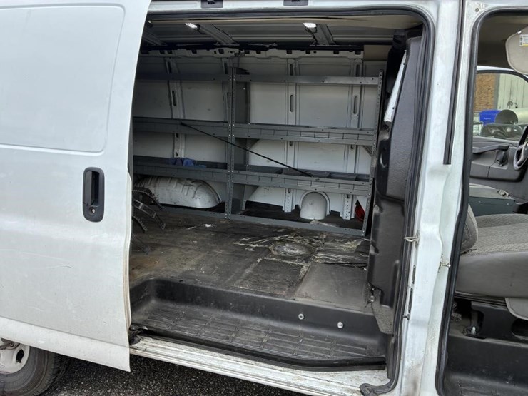 2018-chevrolet-express-2500-image-10