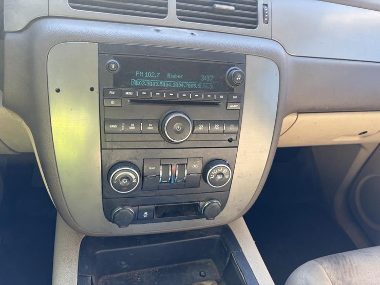 2013-chevrolet-tahoe-image-16