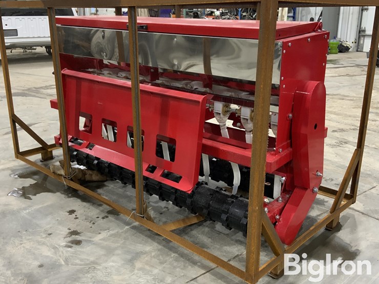 2025-massey-ferguson-730-image-5