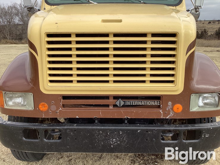 2000-international-8100-image-10