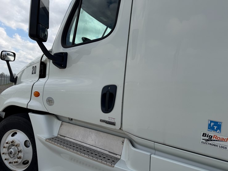 2018-freightliner-122sd-image-34