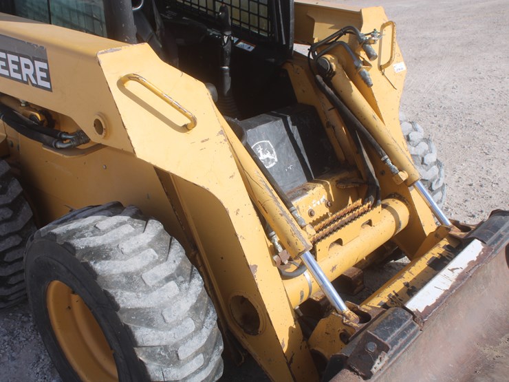 john-deere-325-image-14