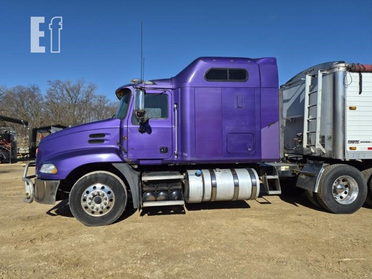 2012-mack-pinnacle-cxu613-image-12