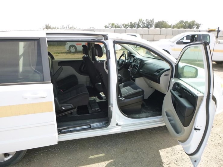 2014-dodge-grand-caravan-image-24