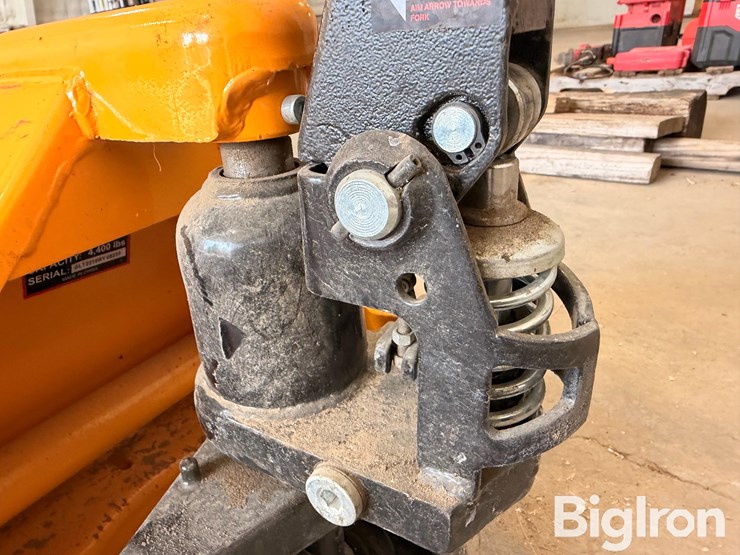 4400-lb.-capacity-pallet-jack-image-7