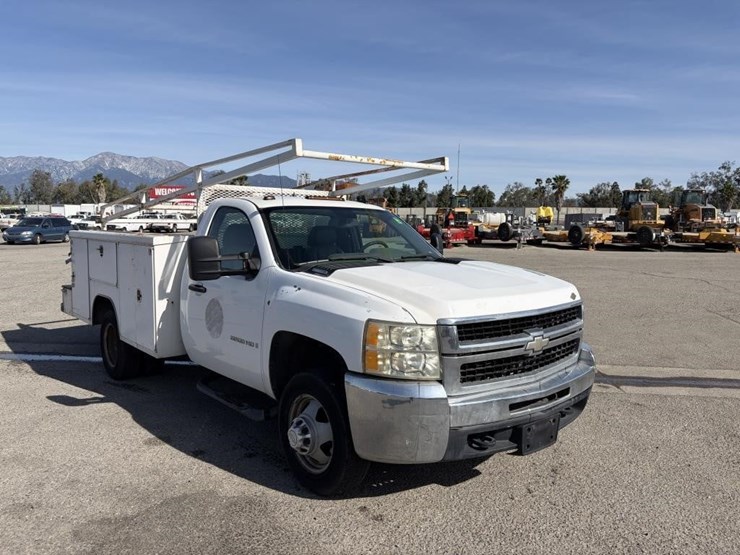 2009-chevrolet-silverado-3500hd-image-2