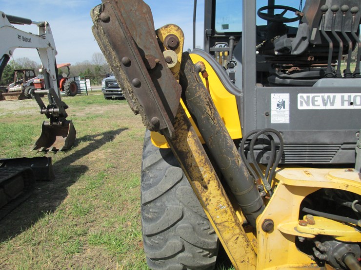 new-holland-b95b-image-9