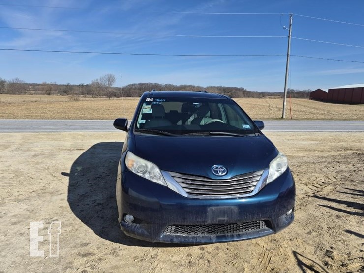 2011-toyota-sienna-image-3