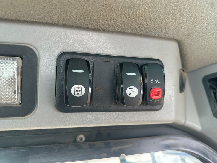 2017-caterpillar-239d-image-36