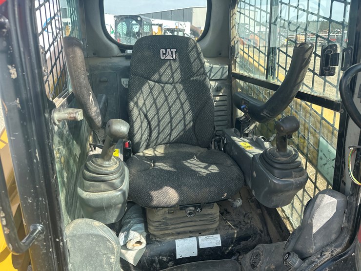 2017-caterpillar-239d-image-32