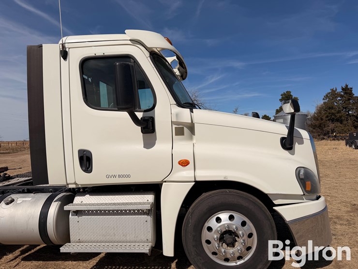 2015-freightliner-cascadia-125-image-13