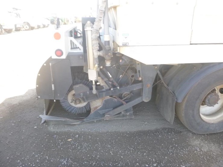 2017-freightliner-m2-106-image-9