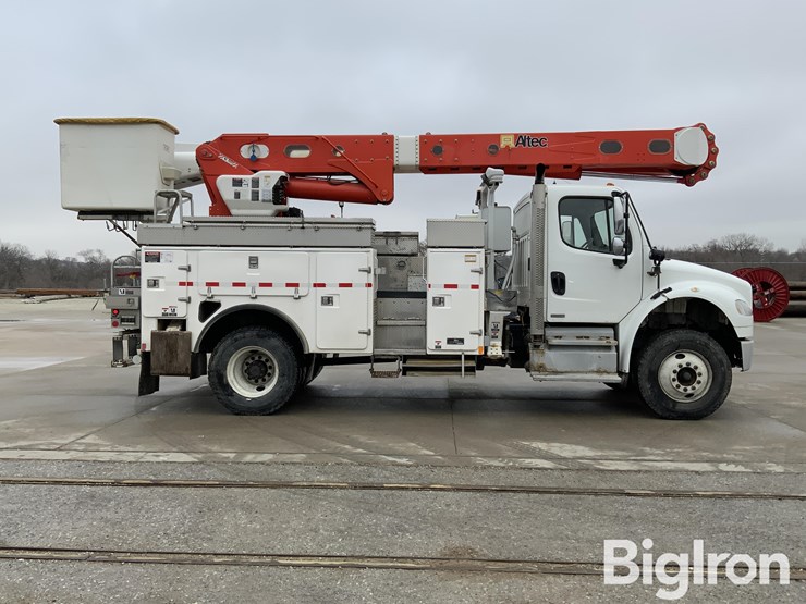 2012-freightliner-m2-106-image-12