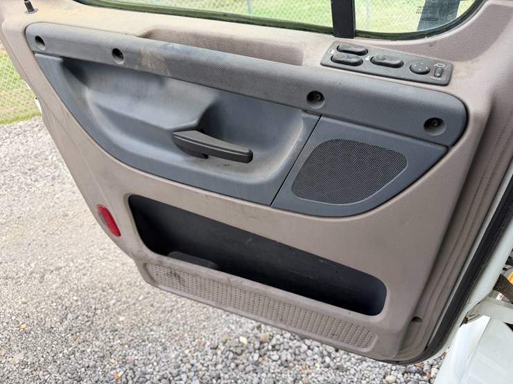 2018-freightliner-122sd-image-92