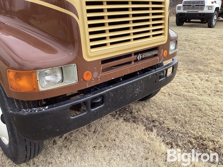 2000-international-8100-image-11