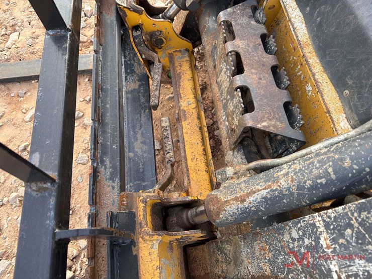 2014-deere-319d-image-4