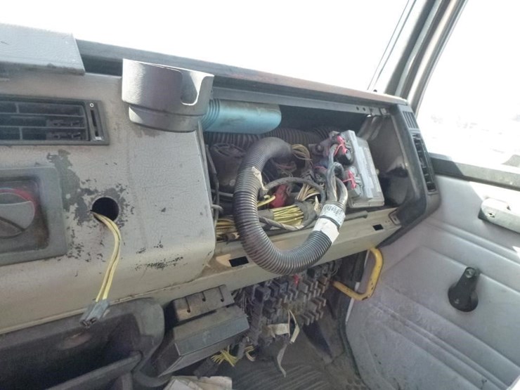 2001-freightliner-fl70-image-14