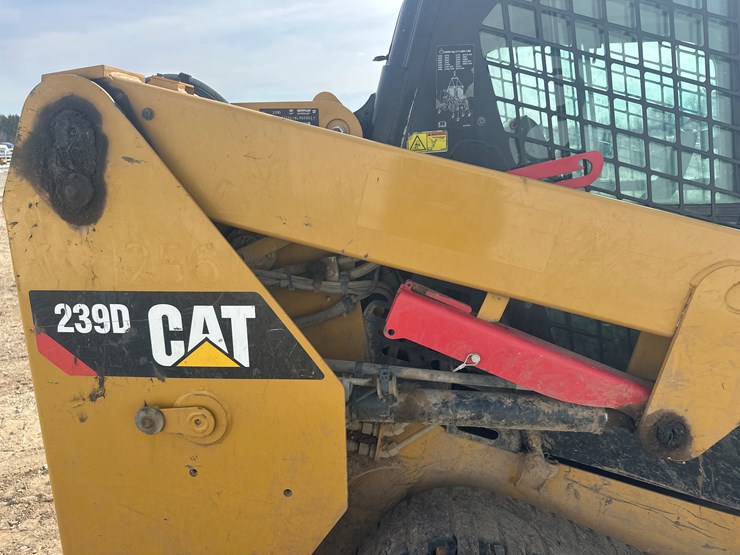 2017-caterpillar-239d-image-14