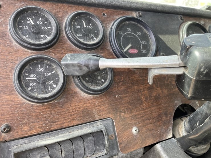 1997-peterbilt-320-image-34