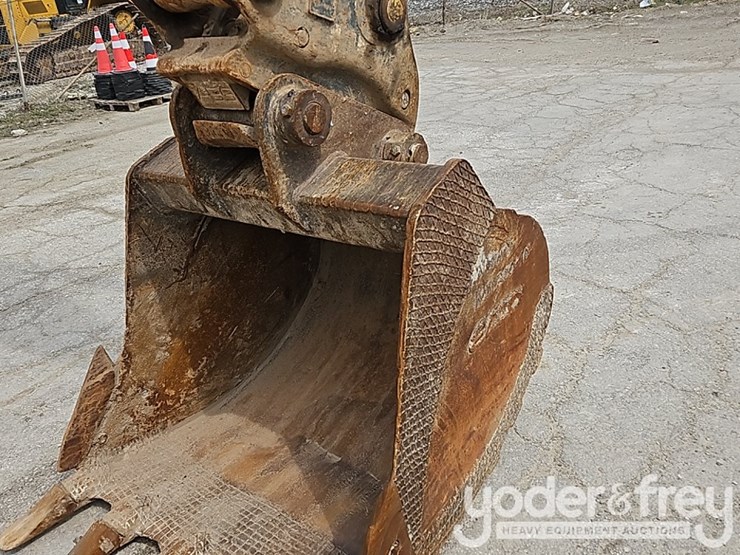 2016-komatsu-pc210-lc-11-image-12