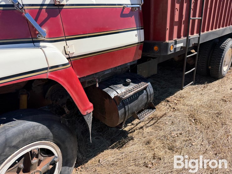 1977-ford-ln900-image-16