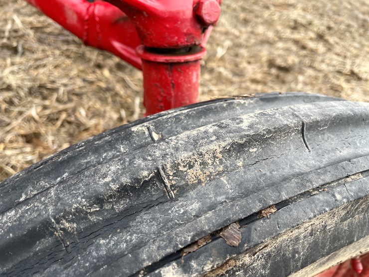 #108-•-mccormick-farmall-b-gas-tractor-image-39