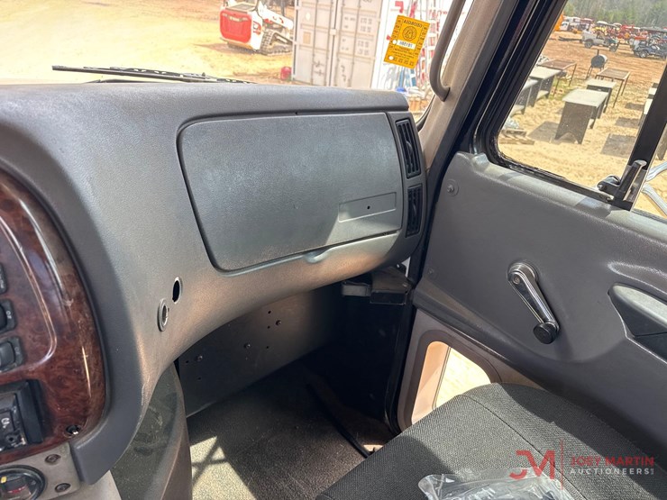 2001-mack-ch613-image-32