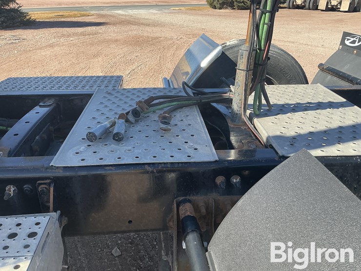 2017-freightliner-coronado-132-image-10