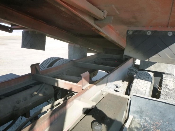 2001-freightliner-fl70-image-24