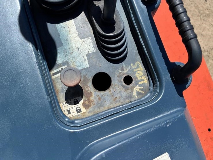 1999-kubota-r520-image-31