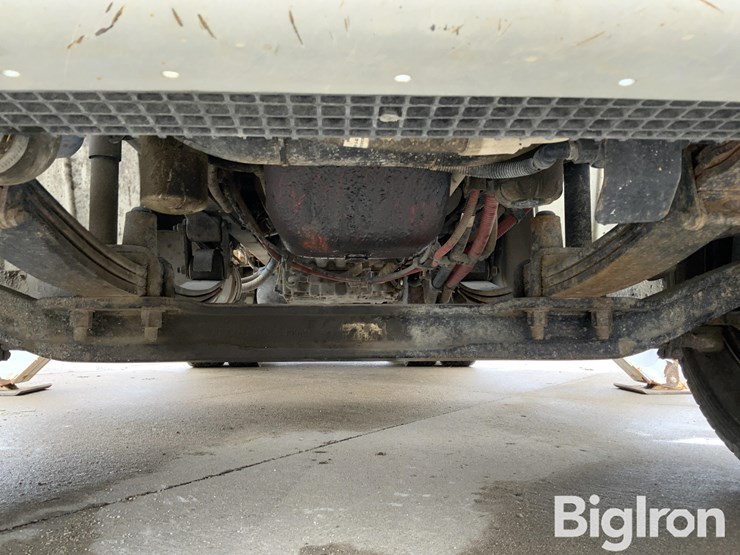 2015-freightliner-m2-106-image-18