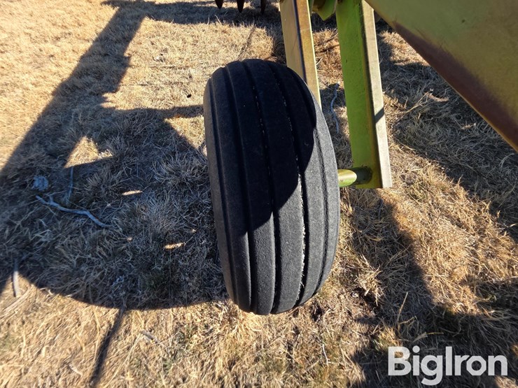 john-deere-330-image-16