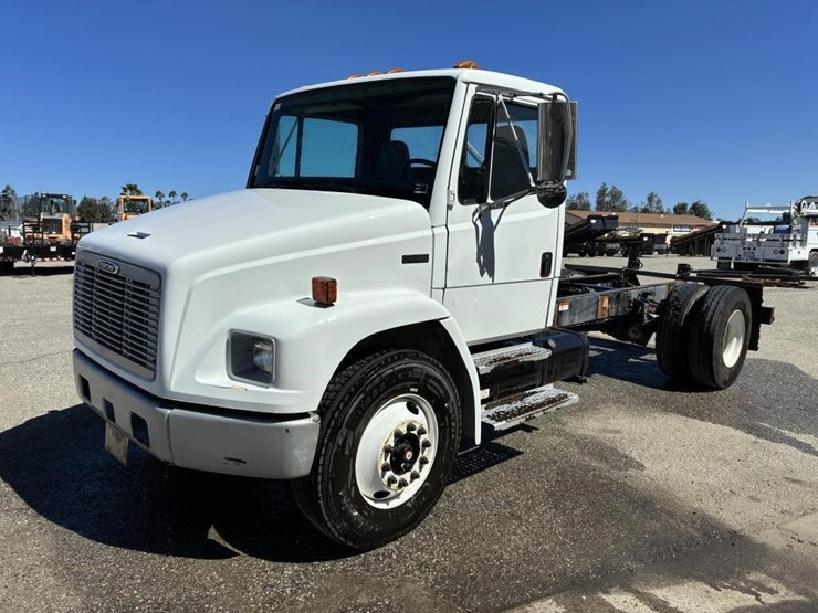 2003-freightliner-fl70-image-1