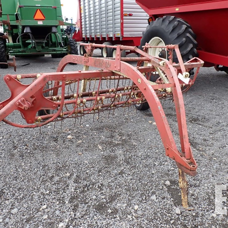 NEW HOLLAND HAY RAKE