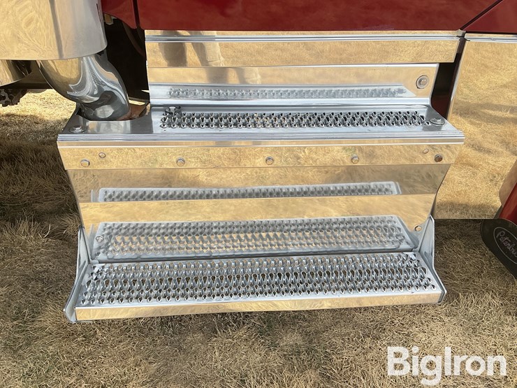 2017-peterbilt-567-image-17