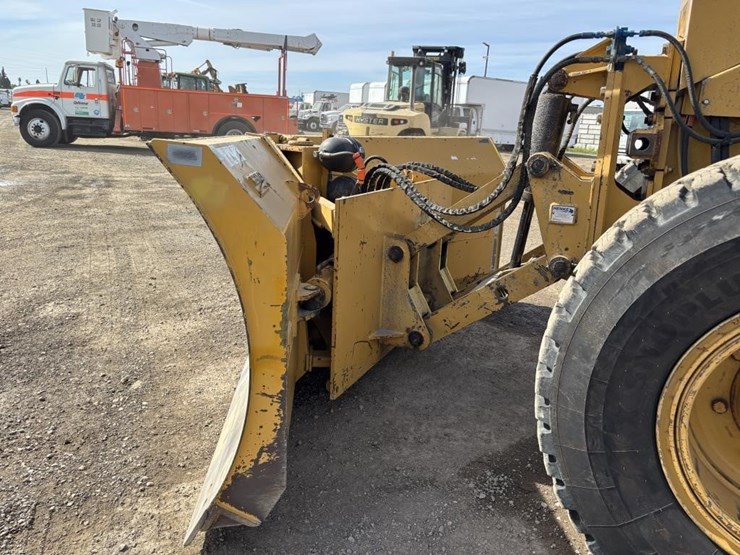 2006-caterpillar-143h-image-16