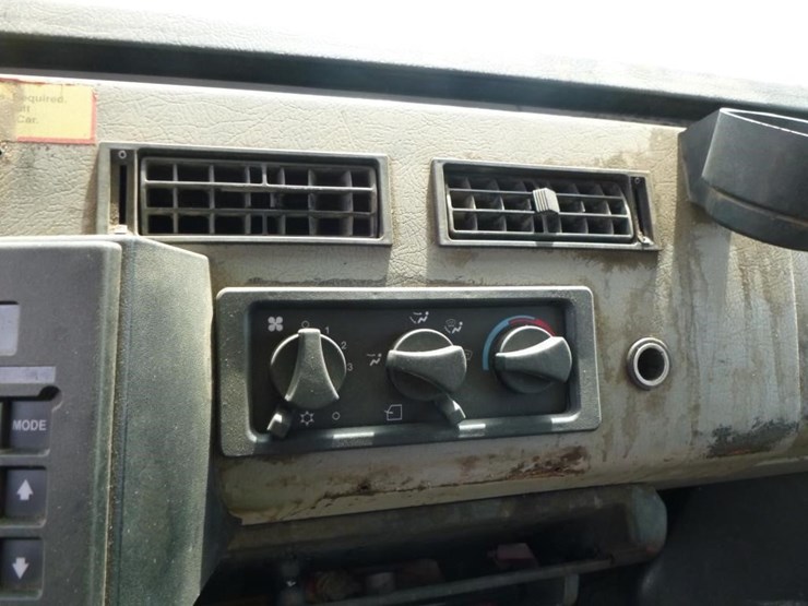 2001-freightliner-fl70-image-14