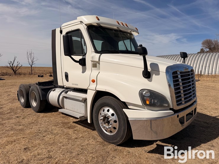 2015-freightliner-cascadia-125-image-3
