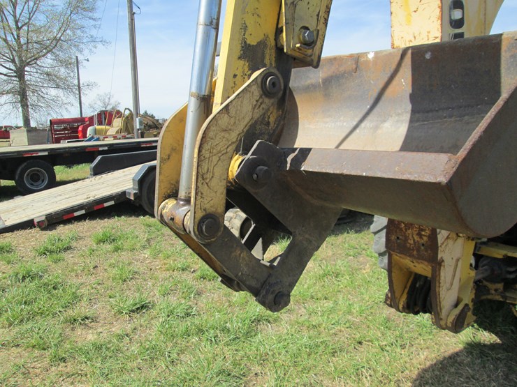 new-holland-b95b-image-10