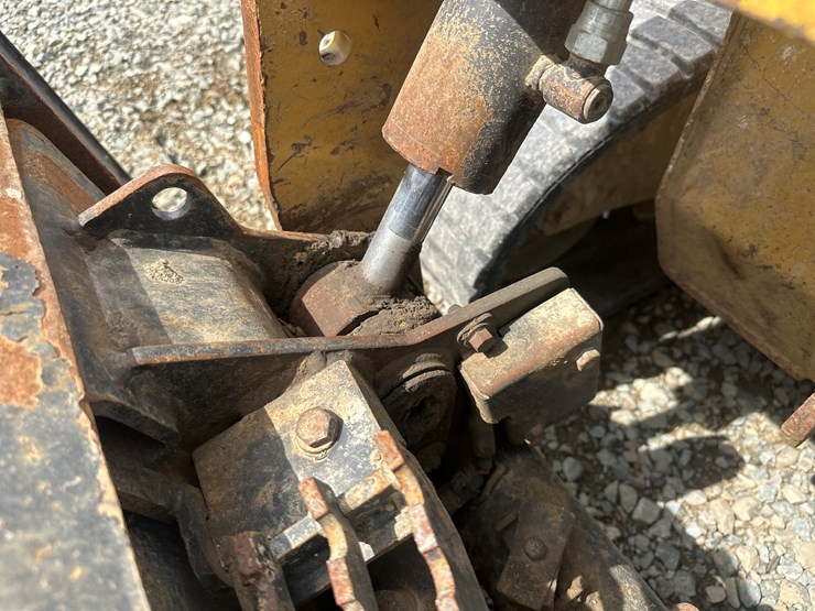 2017-caterpillar-239d-image-26