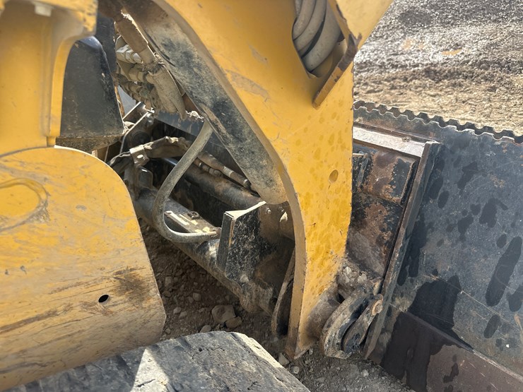 2017-caterpillar-239d-image-25