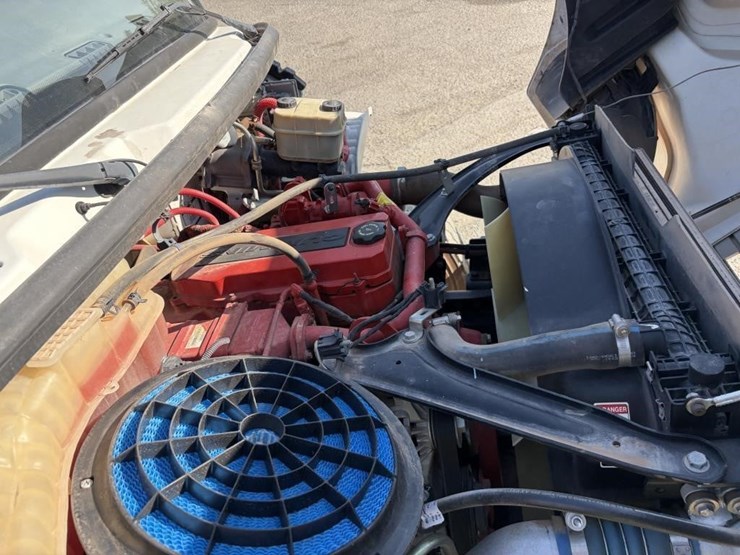 2018-freightliner-m2-106-image-9