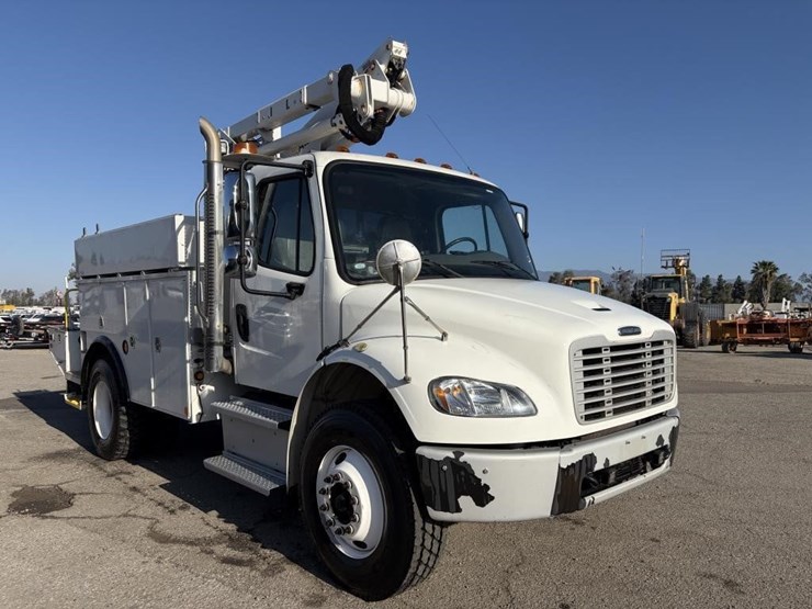 2014-freightliner-m2-106-image-2