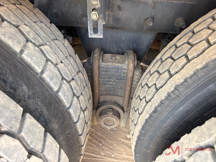 2001-mack-ch613-image-15