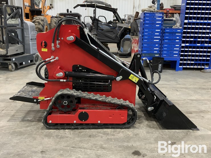 2025-massey-ferguson-730-image-4