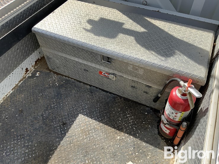 2010-freightliner-m2-106-image-14