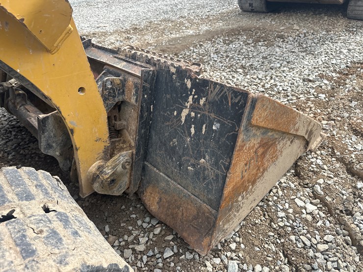 2019-caterpillar-239d-image-29